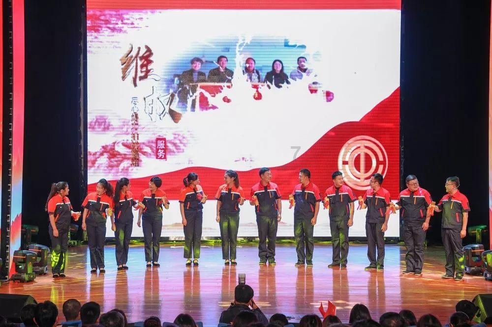 特斯拉停路边起火,车主回应多个争议问题